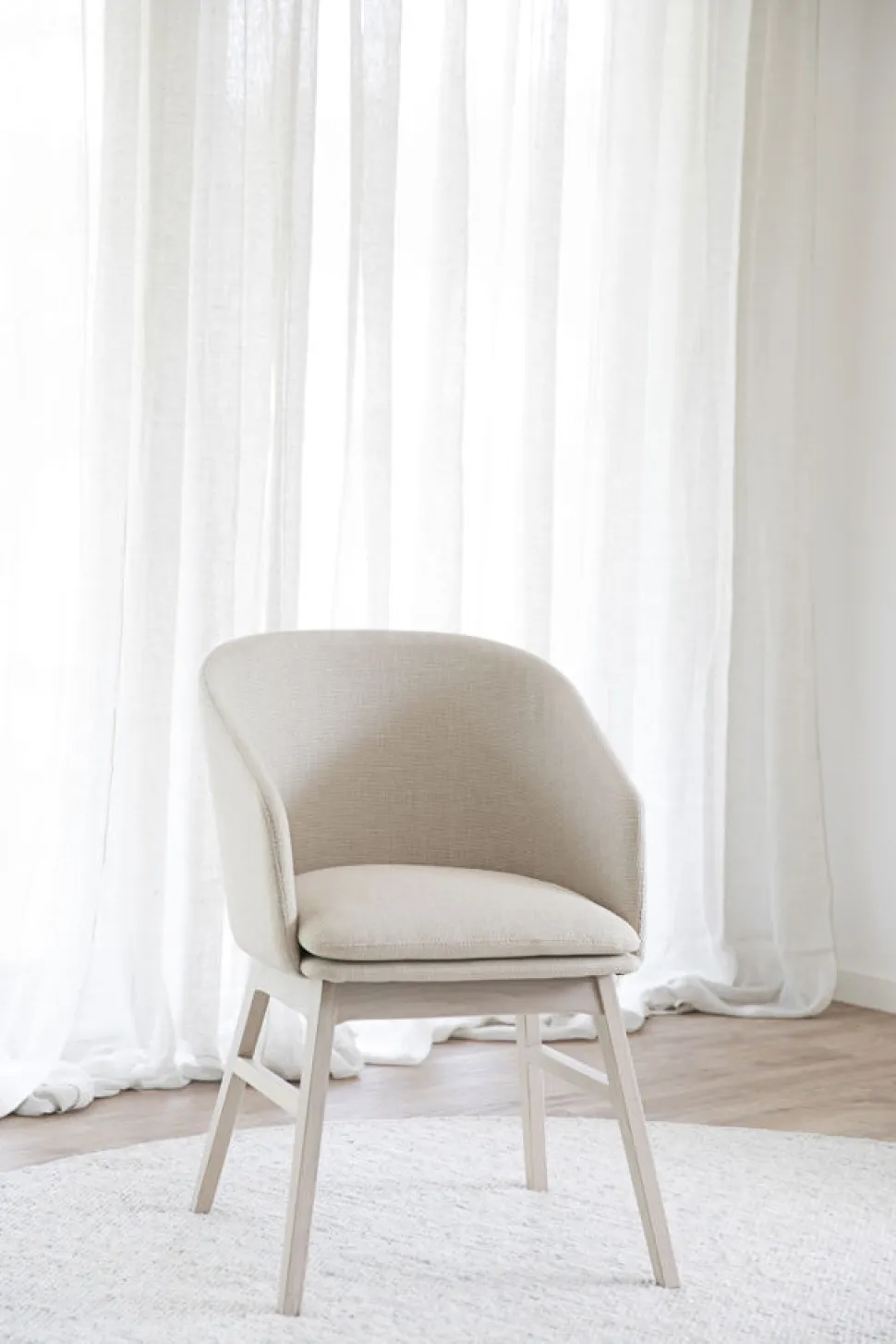 Karmstol 'Windham' - Beige/Vitpigmenterad